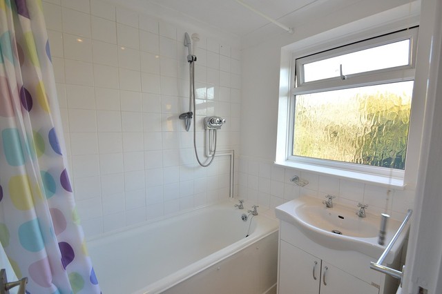  Image of 3 bedroom Semi-Detached house to rent in Solent Close Chandler