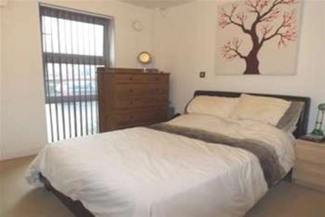  Image of 2 bedroom Flat to rent in Queen Mary Avenue London E18 at London, E18 2FR
