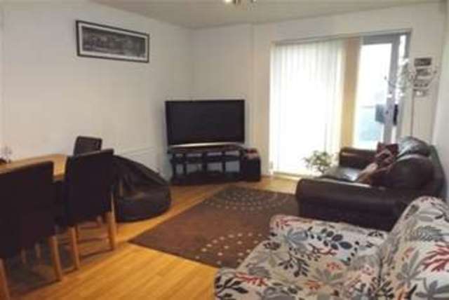  Image of 2 bedroom Flat to rent in Queen Mary Avenue London E18 at London, E18 2FR
