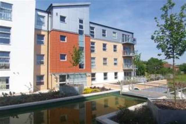  Image of 2 bedroom Flat to rent in Queen Mary Avenue London E18 at London, E18 2FR