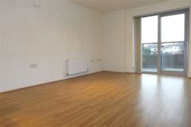  Image of 2 bedroom Flat to rent in Queen Mary Avenue London E18 at London, E18 2FR