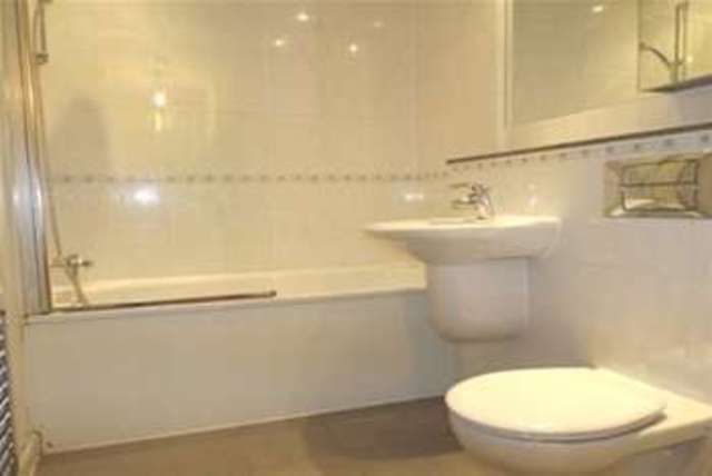  Image of 2 bedroom Flat to rent in Queen Mary Avenue London E18 at London, E18 2FR