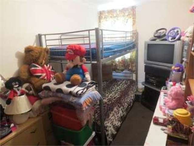  Image of 2 bedroom Apartment for sale in Marks Court Southend-on-Sea SS1 at Southchurch Avenue Southend on sea Southend-on-Sea, SS1 2RQ