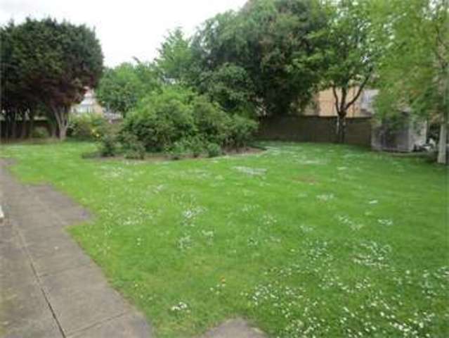 Image of 2 bedroom Apartment for sale in Marks Court Southend-on-Sea SS1 at Southchurch Avenue Southend on sea Southend-on-Sea, SS1 2RQ