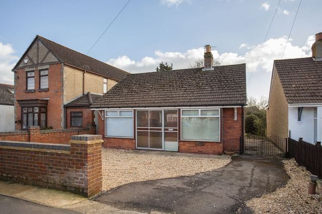  Image of 4 bedroom Detached house for sale in Southleigh Road Emsworth PO10 at Southleigh Road  Emsworth, PO10 7TA