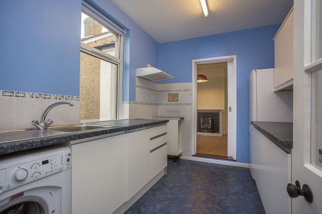  Image of 4 bedroom Detached house for sale in Southleigh Road Emsworth PO10 at Southleigh Road  Emsworth, PO10 7TA