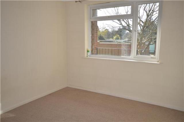  Image of 2 bedroom Flat to rent in Woodcote Road Wallington SM6 at 208 Woodcote Road  Surrey, SM6 0PJ