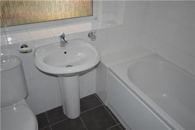  Image of 2 bedroom Flat to rent in Woodcote Road Wallington SM6 at 208 Woodcote Road  Surrey, SM6 0PJ