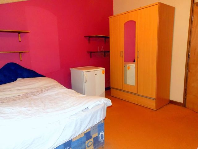  Image of 5 bedroom Terraced house to rent in St. Clement Close Cowley Uxbridge UB8 at St Clement Close  Uxbridge, UB8 3SS