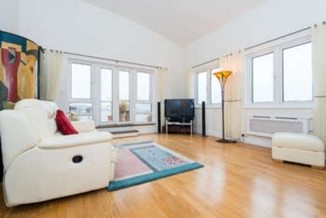  Image of 3 bedroom Flat for sale in St. Davids Square London E14 at Docklands, E14 3WB