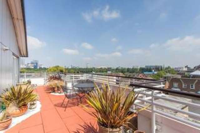  Image of 3 bedroom Flat for sale in St. Davids Square London E14 at Docklands, E14 3WB