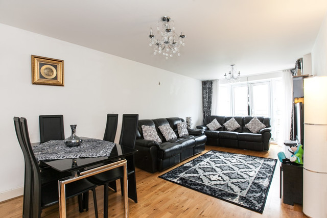  Image of 2 bedroom Flat for sale in St. Davids Square London E14 at Docklands, E14 3WD
