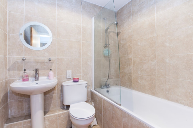  Image of 2 bedroom Flat for sale in St. Davids Square London E14 at Docklands, E14 3WD