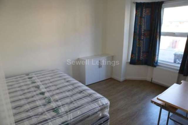 Image of 4 bedroom Detached house to rent in St. Edwards Road Earley Reading RG6 at St Edwards Road  Reading, RG6 1NL