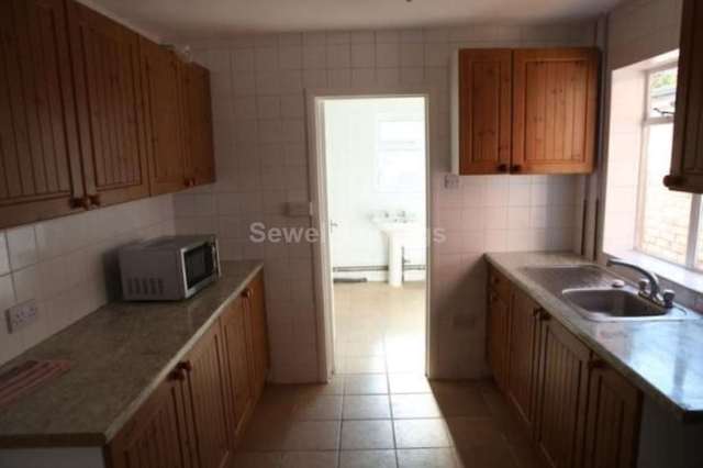 Image of 4 bedroom Detached house to rent in St. Edwards Road Earley Reading RG6 at St Edwards Road  Reading, RG6 1NL