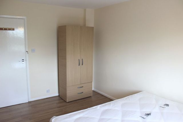  Image of 3 bedroom Flat to rent in St. Judes Road Englefield Green Egham TW20 at St. Judes Road Englefield Green Egham, TW20 0BE