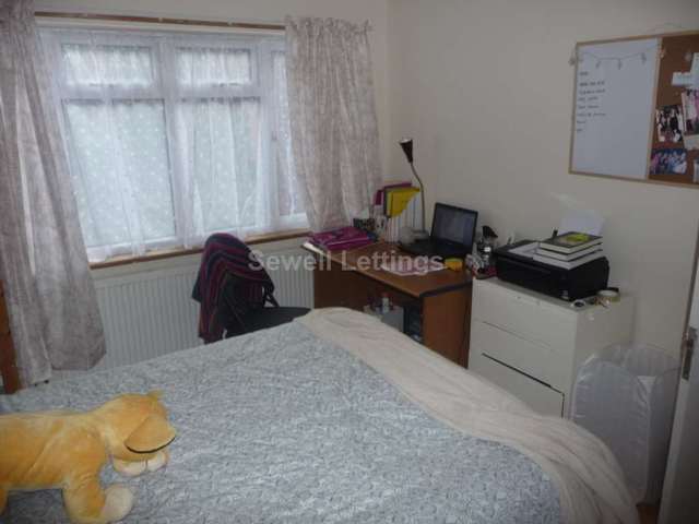  Image of 4 bedroom Terraced house to rent in St. Peters Road Earley Reading RG6 at St Peters Road  Reading, RG6 1PA