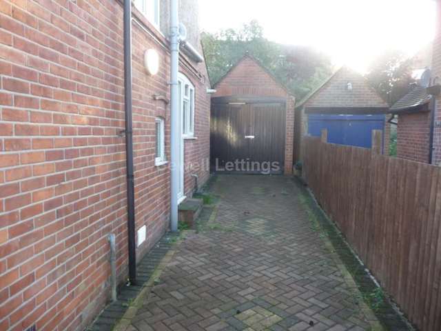  Image of 4 bedroom Terraced house to rent in St. Peters Road Earley Reading RG6 at St Peters Road  Reading, RG6 1PA