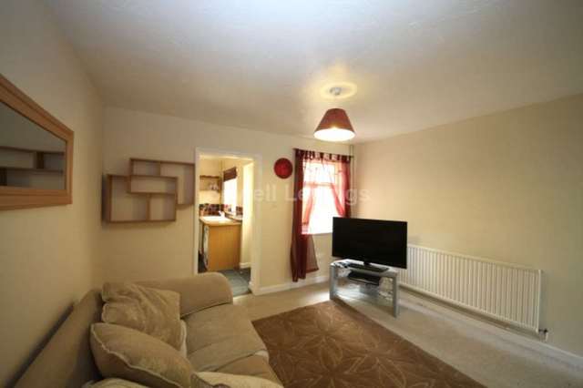  Image of 3 bedroom Detached house to rent in Wokingham Road Earley Reading RG6 at Stanway Cottages  Reading, RG6 1JN