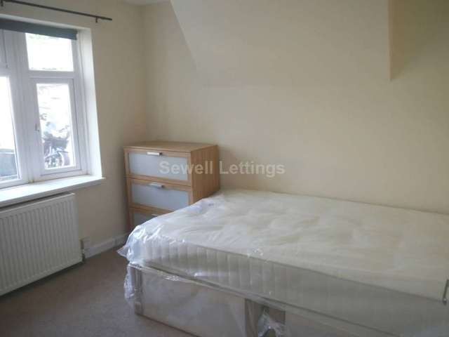  Image of 3 bedroom Detached house to rent in Wokingham Road Earley Reading RG6 at Stanway Cottages  Reading, RG6 1JN