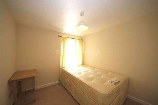  Image of 3 bedroom Detached house to rent in Wokingham Road Earley Reading RG6 at Stanway Cottages  Reading, RG6 1JN