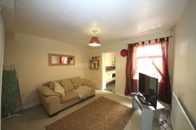  Image of 3 bedroom Detached house to rent in Wokingham Road Earley Reading RG6 at Stanway Cottages  Reading, RG6 1JN