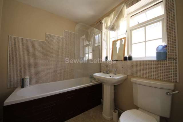  Image of 3 bedroom Detached house to rent in Wokingham Road Earley Reading RG6 at Stanway Cottages  Reading, RG6 1JN