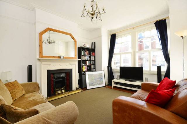  Image of 3 bedroom Maisonette to rent in Stapleton Road London SW17 at Stapleton Road  Tooting Bec, SW17 8BA