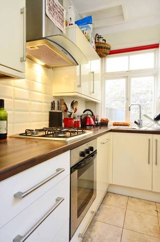  Image of 3 bedroom Maisonette to rent in Stapleton Road London SW17 at Stapleton Road  Tooting Bec, SW17 8BA