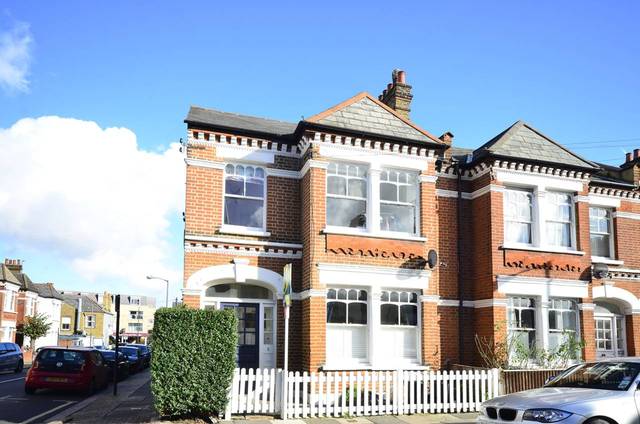  Image of 3 bedroom Maisonette to rent in Stapleton Road London SW17 at Stapleton Road  Tooting Bec, SW17 8BA