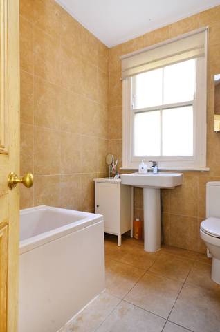  Image of 3 bedroom Maisonette to rent in Stapleton Road London SW17 at Stapleton Road  Tooting Bec, SW17 8BA