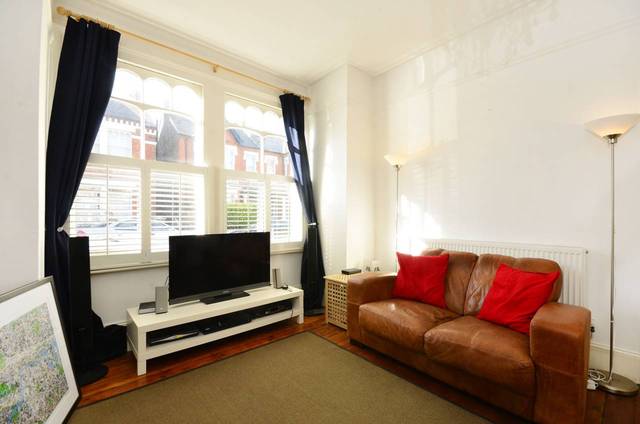  Image of 3 bedroom Maisonette to rent in Stapleton Road London SW17 at Stapleton Road  Tooting Bec, SW17 8BA