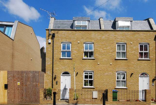  Image of 3 bedroom Detached house for sale in Straightsmouth London SE10 at Straightsmouth  Greenwich, SE10 9LB
