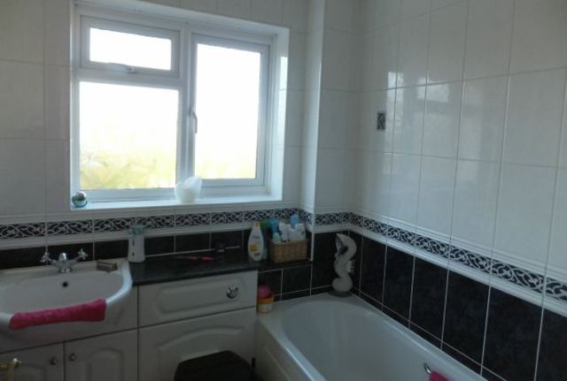  Image of 3 bedroom Semi-Detached house for sale in Streatfield Road Uckfield TN22 at Uckfield, TN22 2BQ