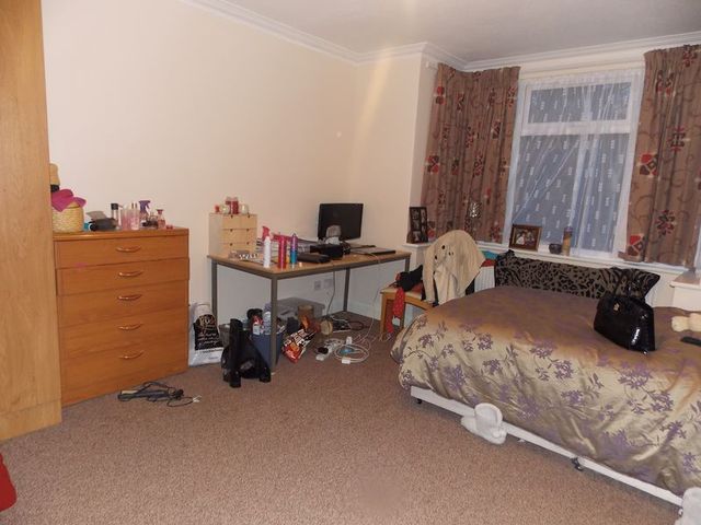  Image of 6 bedroom Detached house to rent in Kingston Lane Uxbridge UB8 at Kingston Lane  Uxbridge, UB8 3PN