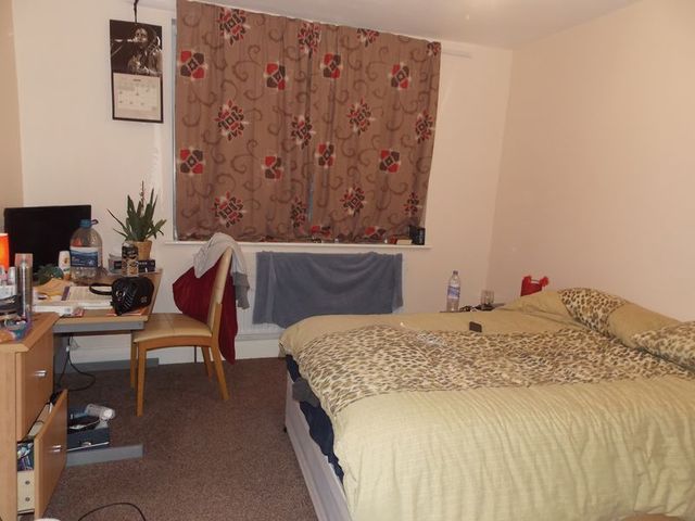 Image of 6 bedroom Detached house to rent in Kingston Lane Uxbridge UB8 at Kingston Lane  Uxbridge, UB8 3PN