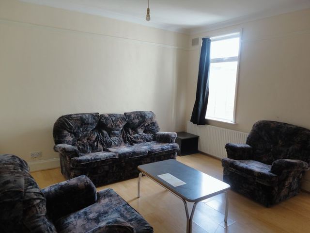  Image of 4 bedroom Semi-Detached house to rent in Tachbrook Road Cowley Uxbridge UB8 at Tachbrook Road  Uxbridge, UB8 2QS