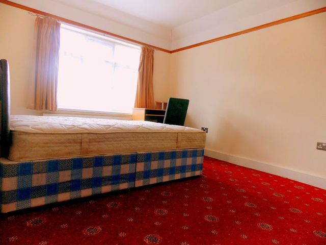  Image of 5 bedroom Detached house to rent in Tachbrook Road Cowley Uxbridge UB8 at Tachbrook Road  Uxbridge, UB8 2QS