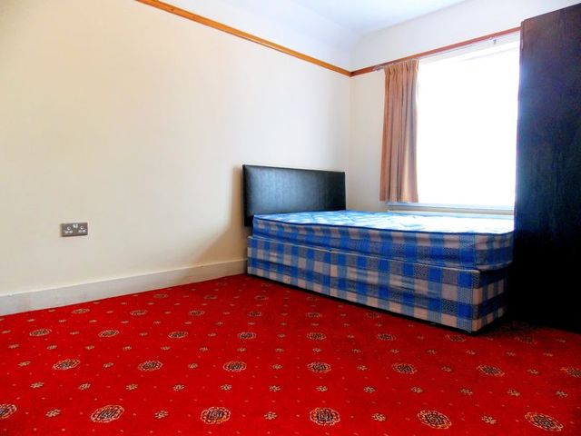  Image of 5 bedroom Detached house to rent in Tachbrook Road Cowley Uxbridge UB8 at Tachbrook Road  Uxbridge, UB8 2QS