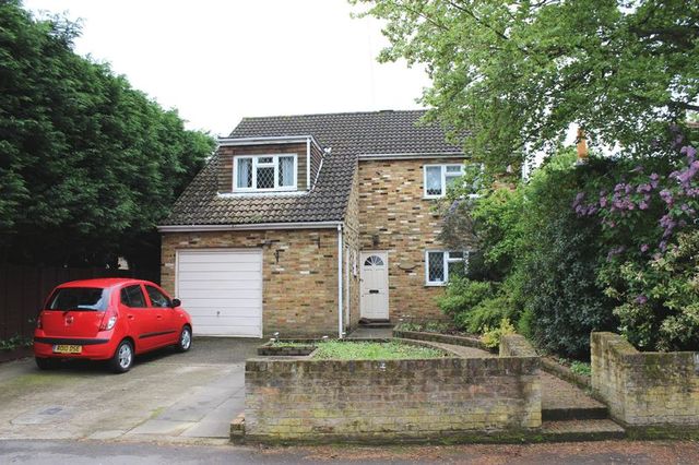  Image of 4 bedroom Property to rent in The Bence Thorpe Egham TW20 at The Bence Thorpe Egham, TW20 8QD