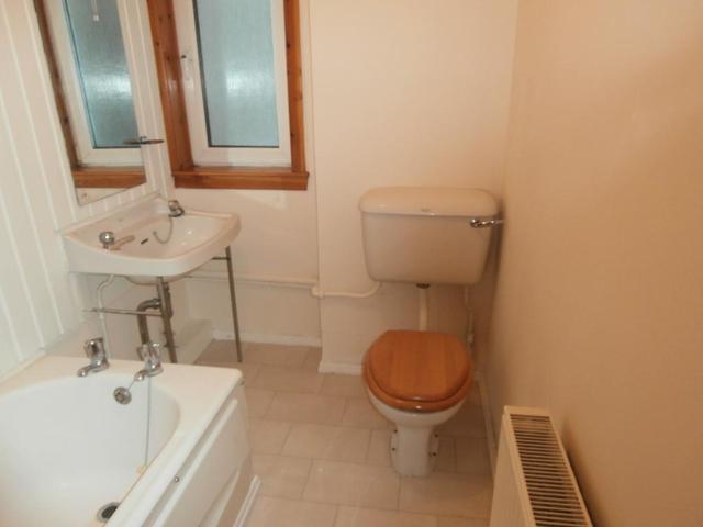  Image of 3 bedroom Flat to rent in The Green Bathgate EH48 at Bathgate West Lothian West Lothian, EH48 4DB