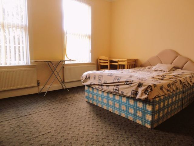  Image of 5 bedroom Semi-Detached house to rent in The Greenway Cowley Uxbridge UB8 at The Greenway  Uxbridge, UB8 2PH