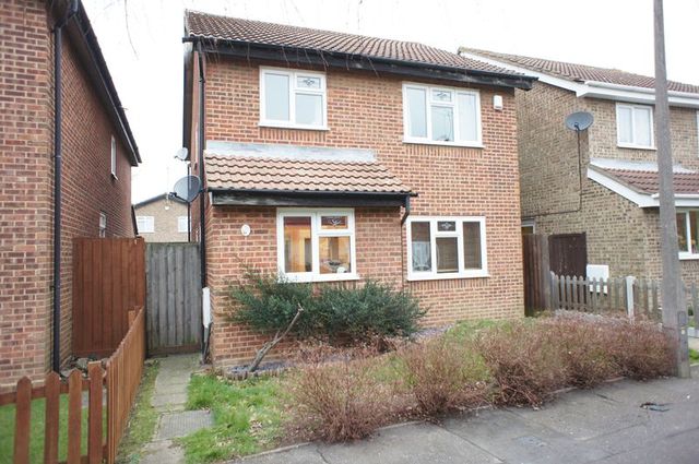  Image of 4 bedroom Detached house for sale in The Spinneys Eastwood Leigh-on-Sea SS9 at The Spinneys  Leigh-On-Sea, SS9 5QZ