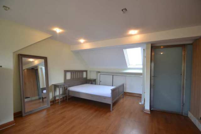  Image of 2 bedroom Flat to rent in Thorney Hedge Road London W4 at Thorney Hedge Road  London, W4 5SB