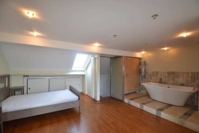  Image of 2 bedroom Flat to rent in Thorney Hedge Road London W4 at Thorney Hedge Road  London, W4 5SB