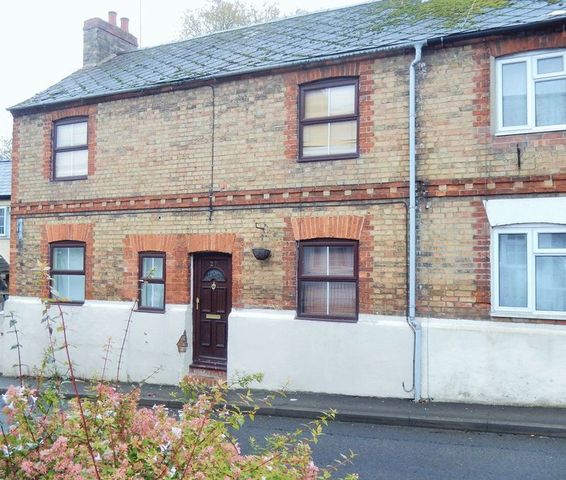  Image of 3 bedroom Semi-Detached house for sale in Gawcott Road Buckingham MK18 at Buckingham, MK18 1DR