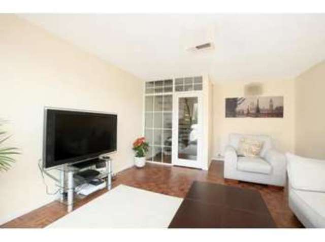  Image of 1 bedroom Apartment to rent in Thurleigh Road London SW12 at 32 Thurleigh Road  Greater London, SW12 8UE