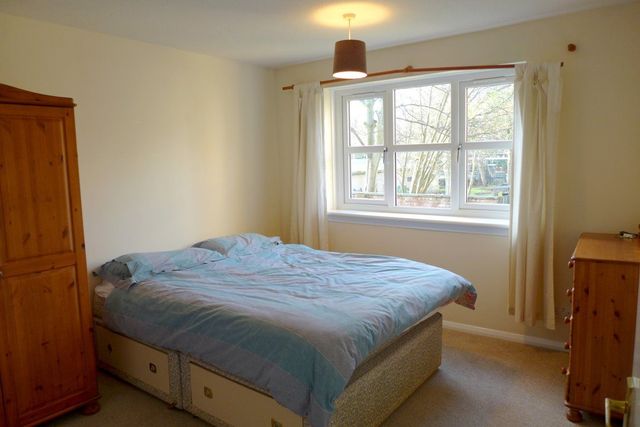  Image of 2 bedroom Flat to rent in Tytler Gardens Edinburgh EH8 at Abbeyhill Edinburgh Edinburgh, EH8 8HQ