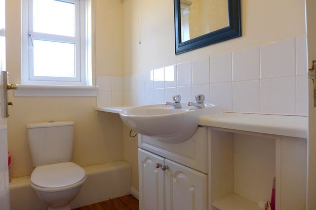  Image of 2 bedroom Flat to rent in Tytler Gardens Edinburgh EH8 at Abbeyhill Edinburgh Edinburgh, EH8 8HQ