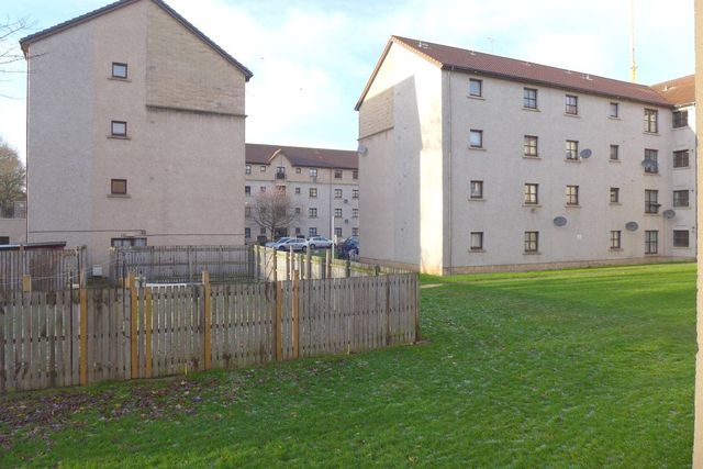  Image of 2 bedroom Flat to rent in Tytler Gardens Edinburgh EH8 at Abbeyhill Edinburgh Edinburgh, EH8 8HQ